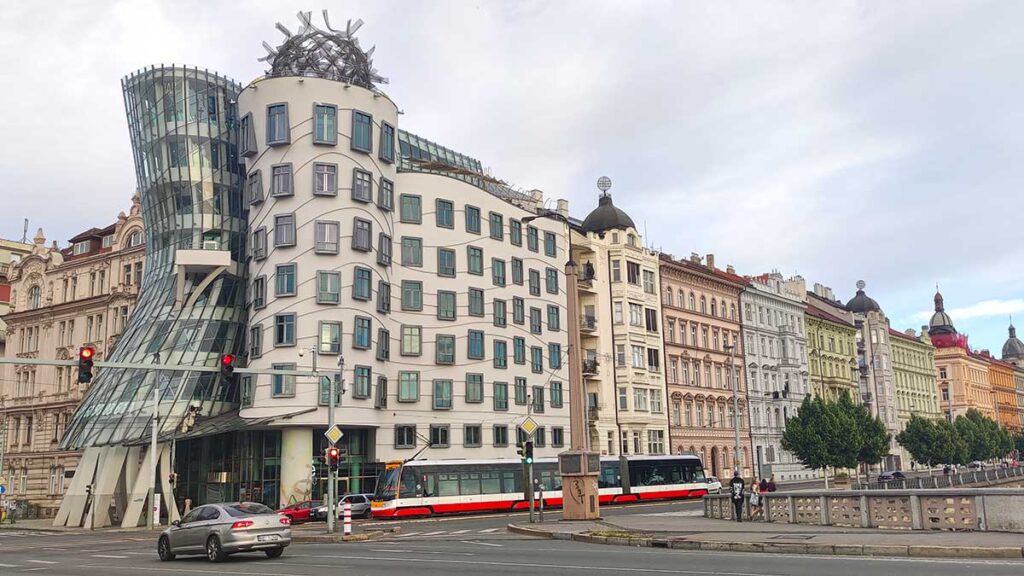 Vista exterior de la Casa Danzante de Praga diseñada por Frank Gehry y Vlado Milunić junto al río Moldava.
