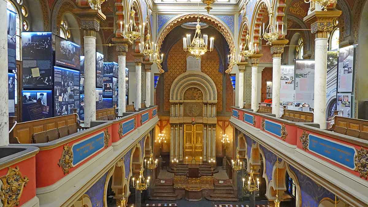 Sinagoga de Jerusalén en Praga: La joya oculta de la ciudad Interior simétrico de la Sinagoga de Jerusalén en Praga con detalles mudéjares y dorados.