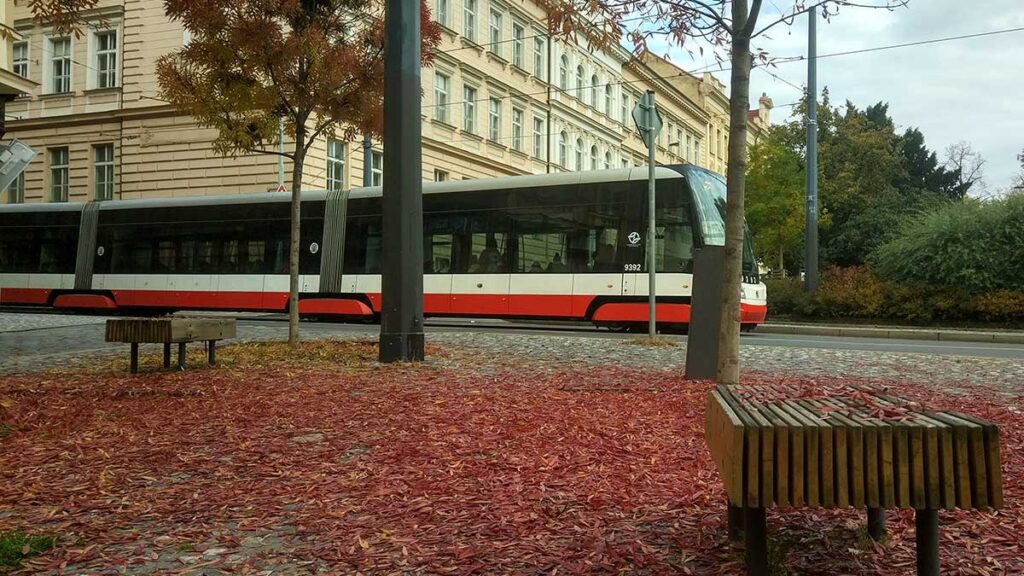 Tranvóa moderno del Transporte público en Praga 2026.