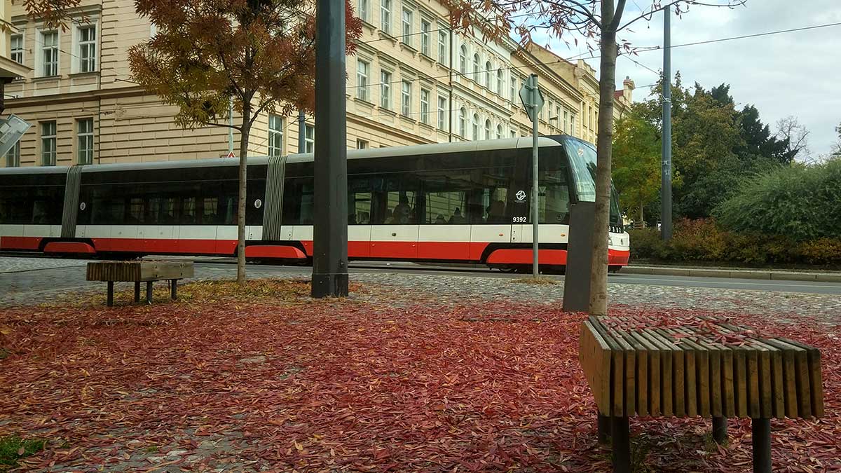 Tranvia-moderno-en-Praga Tranvóa moderno del Transporte público en Praga 2026.