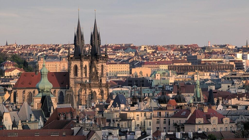 Vistas a los tejados y torres de la Iglesia de Týn desde la Ciudad Vieja, la zona principal donde alojarse en Praga.