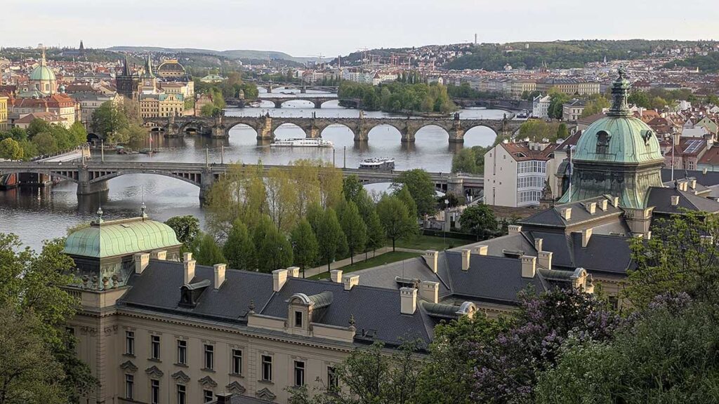 Vista panorámica de Praga desde Letná donde se aprecia la sucesión de los puentes sobre el Moldava, con el Puente de Carlos en posición central.
