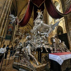 Tumba de plata maciza de San Juan Nepomuceno en el interior de la Catedral de San Vito en Praga.