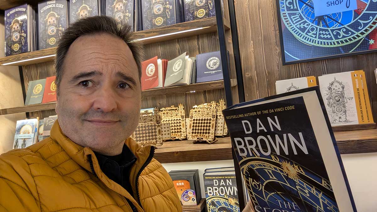 Ruta de Dan Brown en Praga: El Secreto del Reloj Astronómico Mateo en una tienda de Praga con el libro de Dan Brown inspirado en el Reloj Astronómico de la Ciudad Vieja.