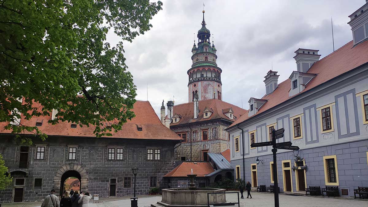 cesky-krumlov-castillo-torre-excursiones-praga