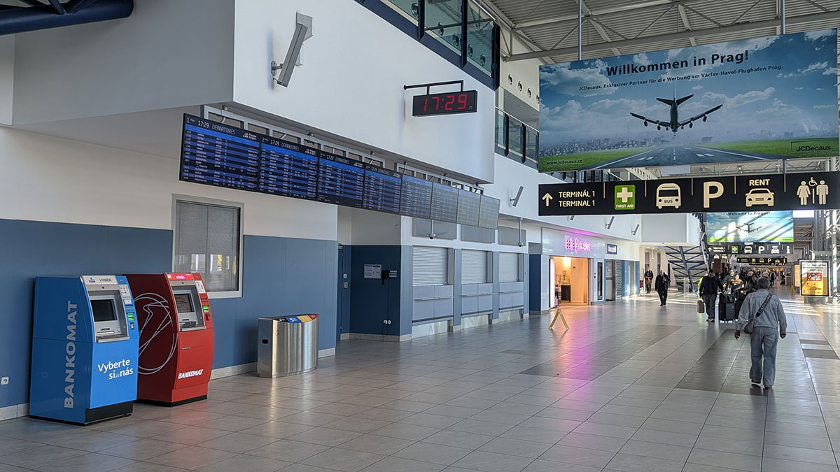 Cajeros en el aeropuerto de Praga: la primera trampa Fila de cajeros automáticos en la terminal de llegadas del aeropuerto de Praga, el primer punto donde se aplica conversión de divisas abusiva a los turistas.