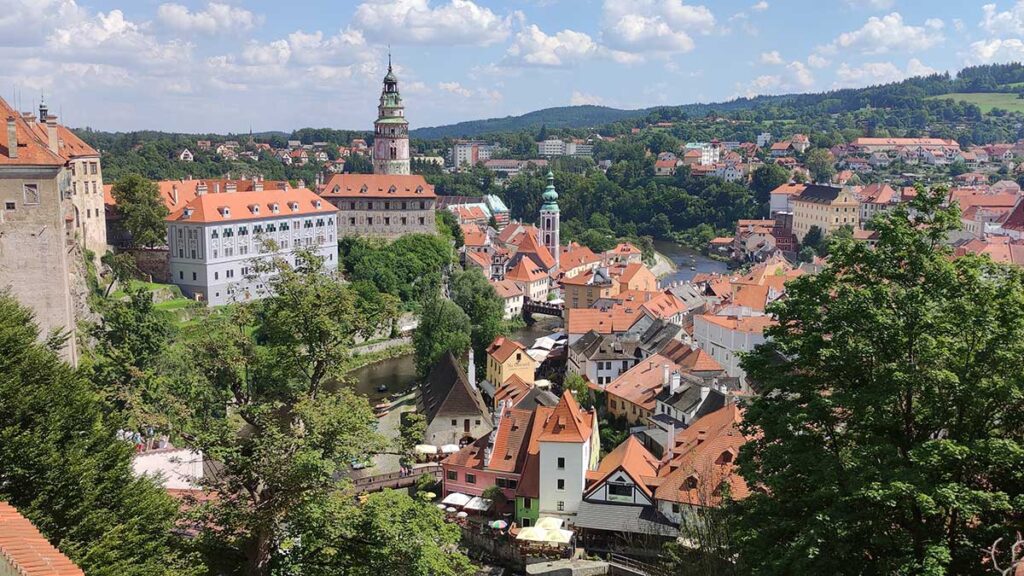 Vista panorámica de Český Krumlov con el río Moldava, los tejados rojos del casco antiguo y la torre del castillo desde un mirador