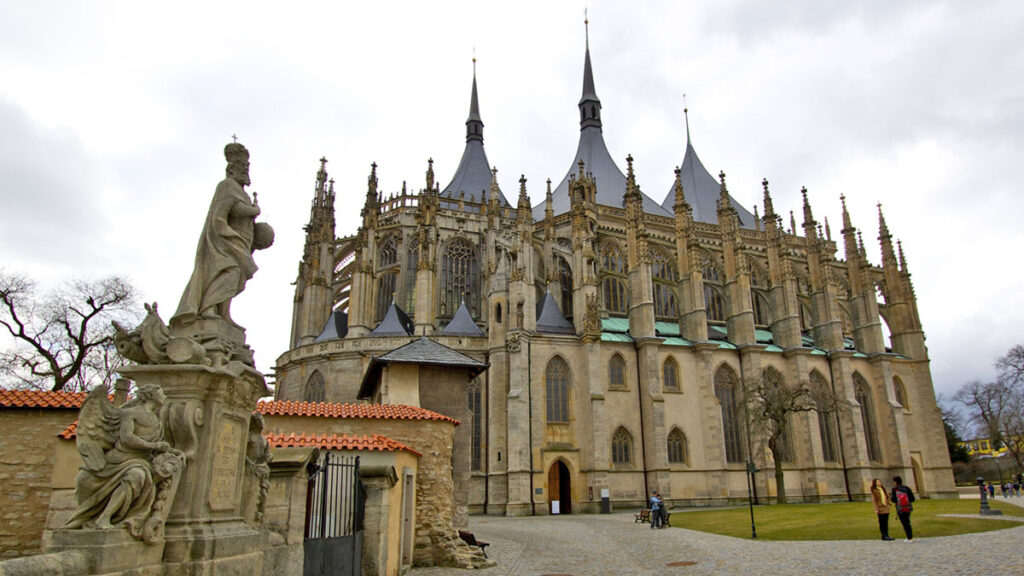 Vistas de la Catedral de Santa Bárbara en Kutná Hora con sus pináculos góticos, vista desde el paseo de esculturas barrocas del Colegio de los Jesuitas.
