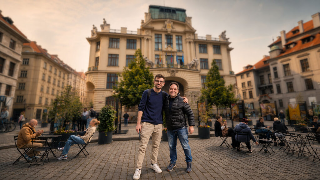 Mateo de Praga junto a Janek Rubeš de Honest Guide en la plaza Mariánské Náměstí de Praga, apoyando el turismo local.