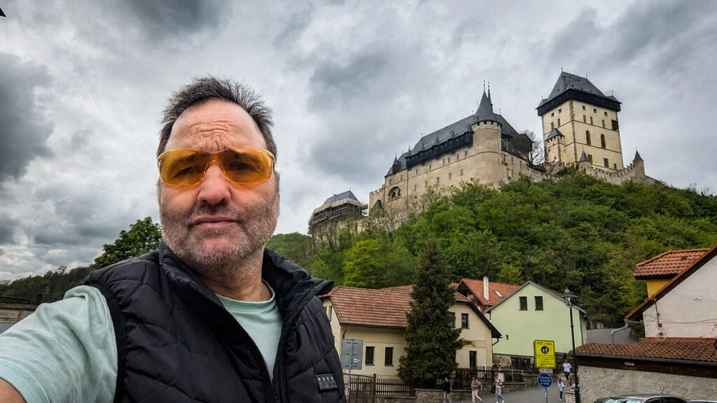 Guía Mateo frente al Castillo de Karlštejn en el camino de subida.