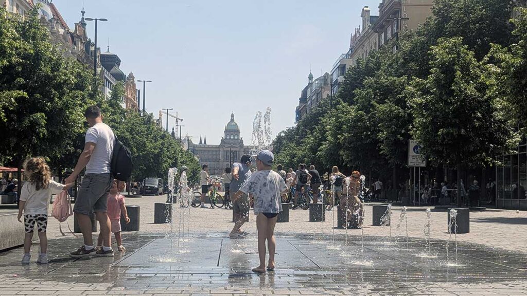 Niños saltando felices en las fuentes de la Plaza de Wenceslao para combatir el calor en Praga.