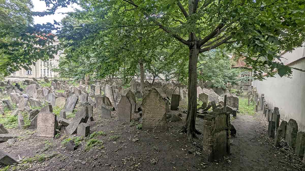 Cementerio Barrio Judio Praga Cementerio Judío de Praga en El último secreto con Robert Langdon