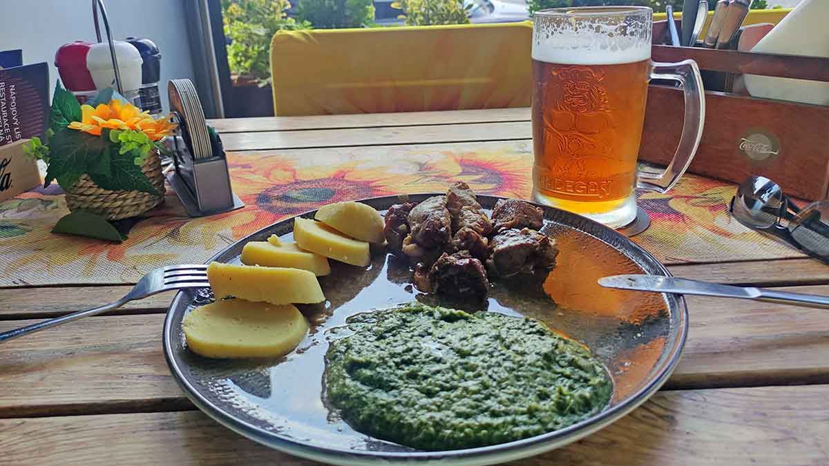 Comida-tipica-checa-Moravský-vrabec-con-esponacas-y-cerveza