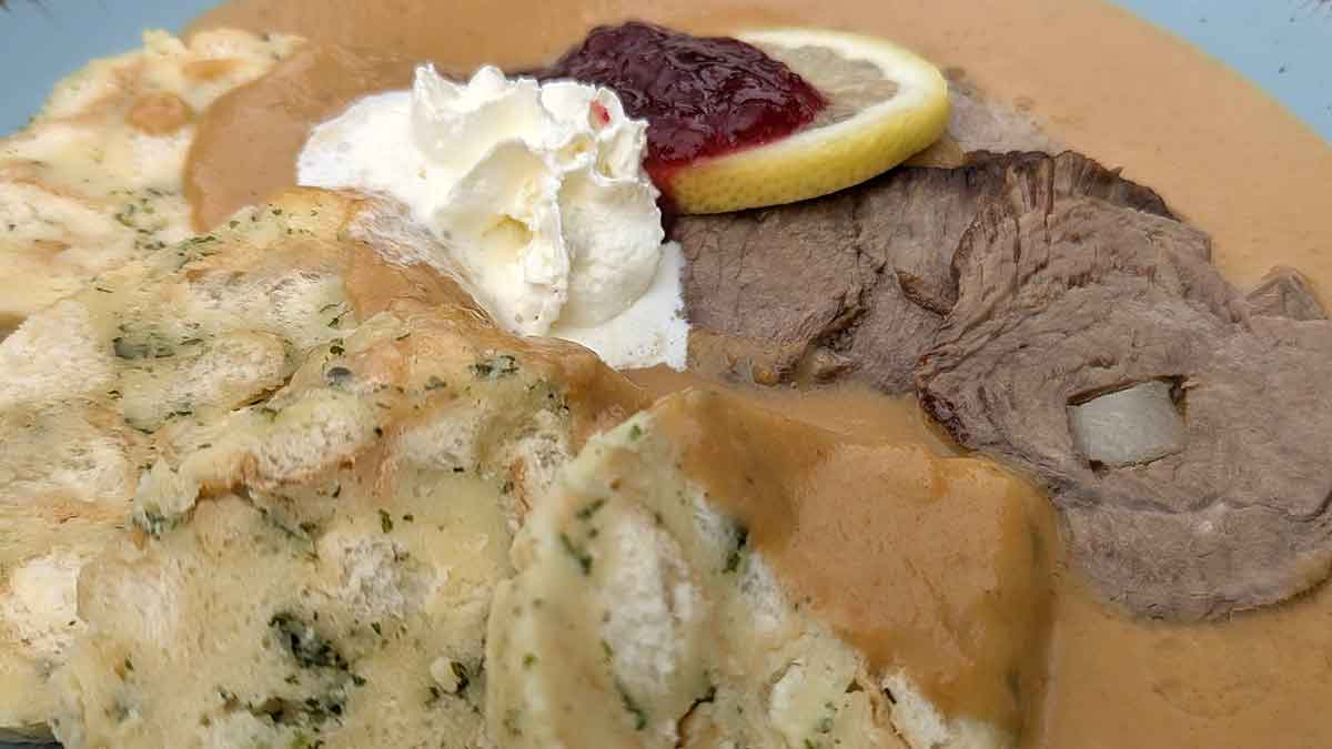 Comida-tipica-checa-Svickova-con-nata