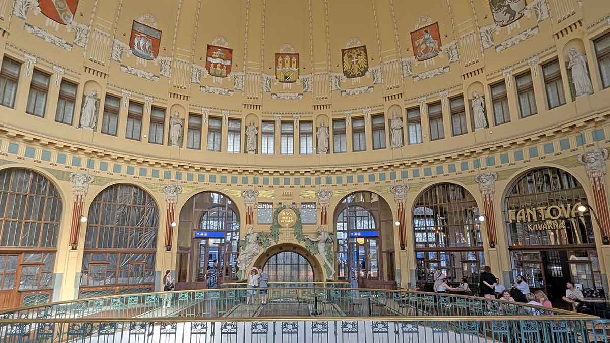 Edificio-histórico-de-la-estacion-principal-de-Praga