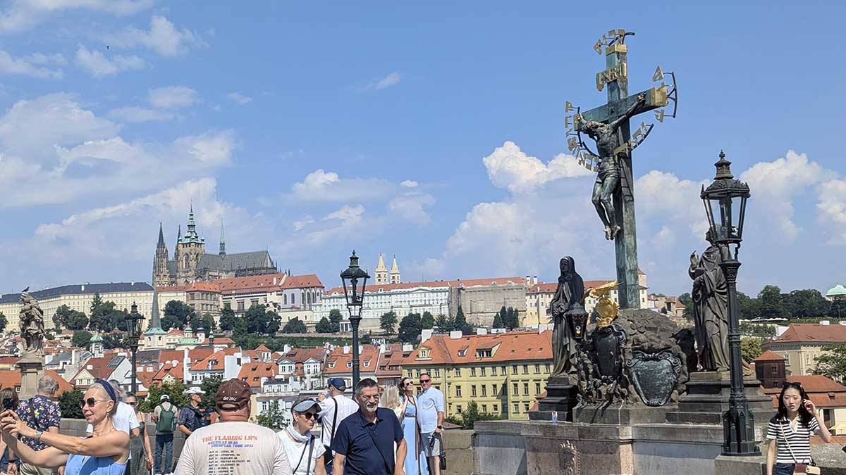 El-Crucifijo-y-el-Calvario-del-Puente-de-Carlos-en-Praga