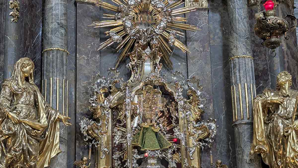 Iglesia Niño Jesús de Praga Letras en ebreo sobre el Niño Jesús de Praga en el libro El último secreto de Dan Brown