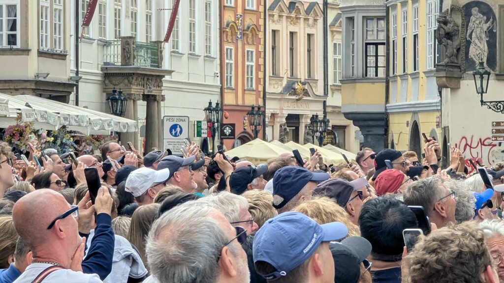 Uno de los errores que cometen los turistas en Praga es grabar en vez de disfrutar el Reloj Astronómico de Praga