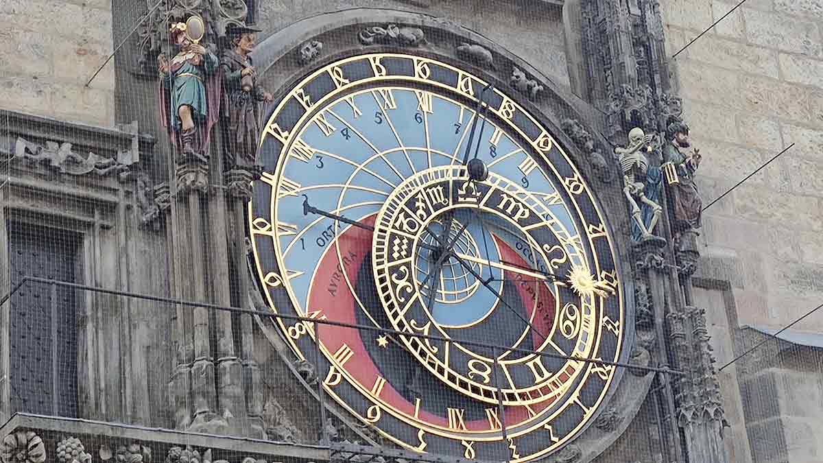 Reloj astronómico de Praga El último secreto de Dan Brown Reloj astronómico de Praga en el libro El último secreto de Dan Brown