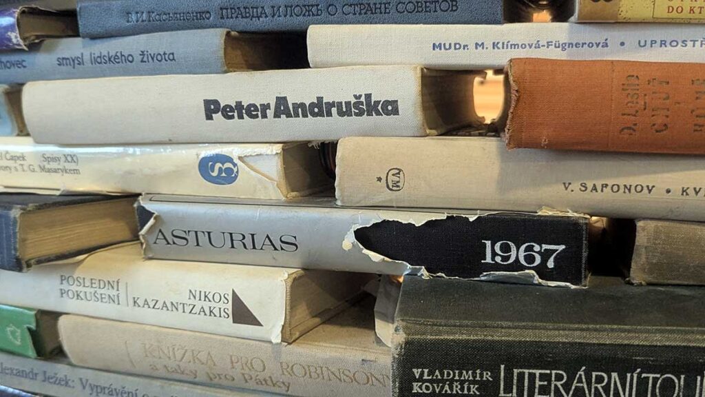 Torre infinita de libros en Praga