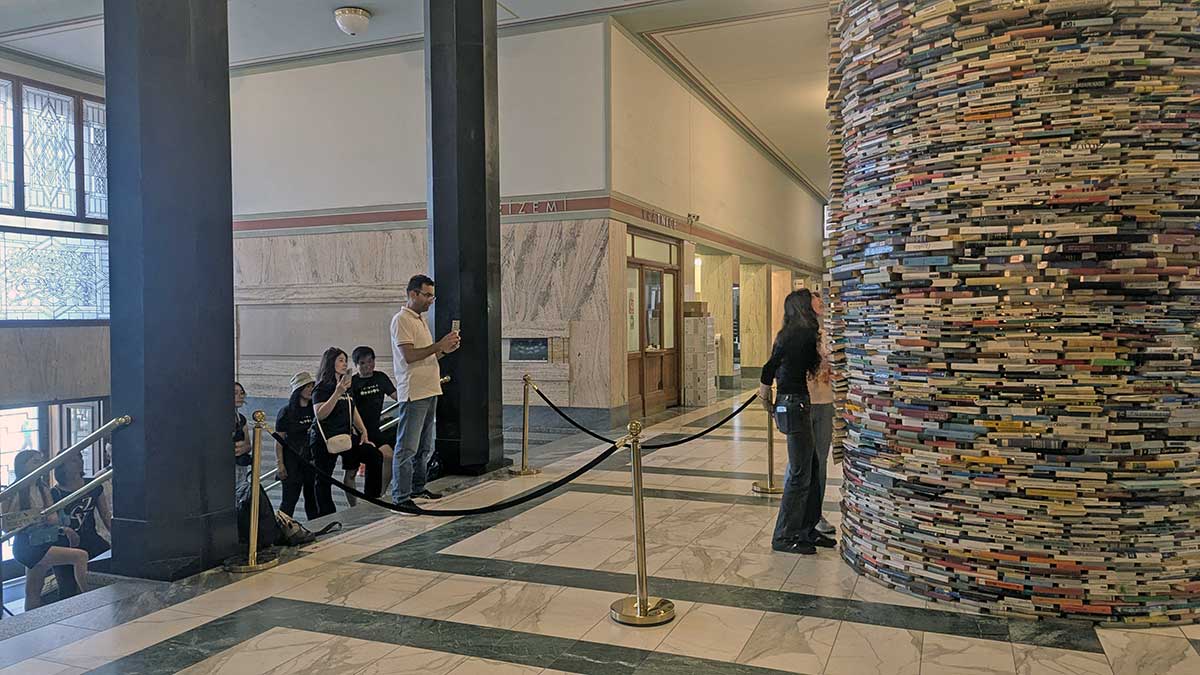 Cola en Torre infinita de libros en Praga