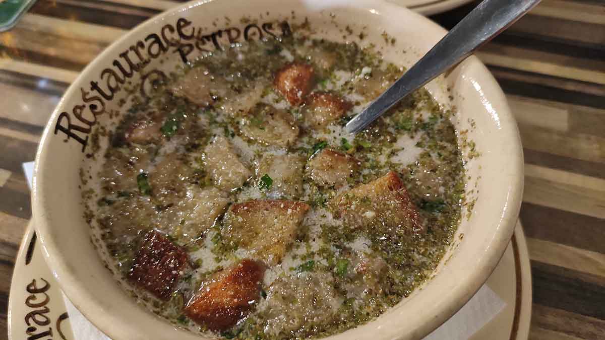 comida-tipica-checa-sopa-de-ajo