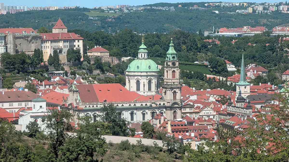 Iglesia-de-San-Nicolas-y-tejados-Malastrana