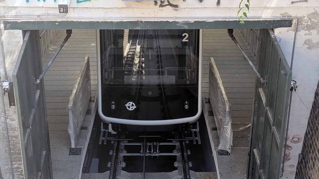 Nuevo Funicular de Petřín en Praga en estación Ujezd