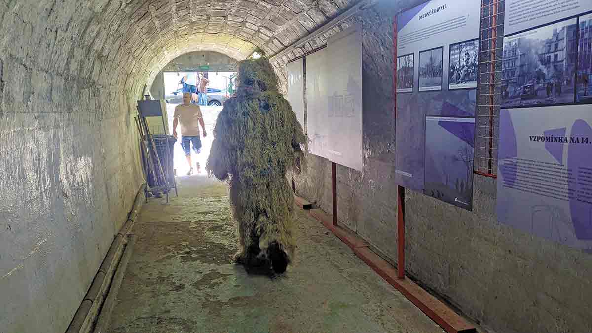 Salida-del-Bunker-de-la-Guerra-fria-en-Praga-Traje-camuflage
