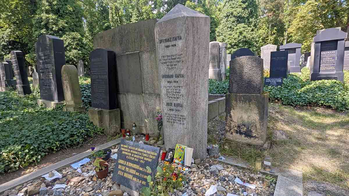 Tumba-de-Franz-Kafka-en-Praga