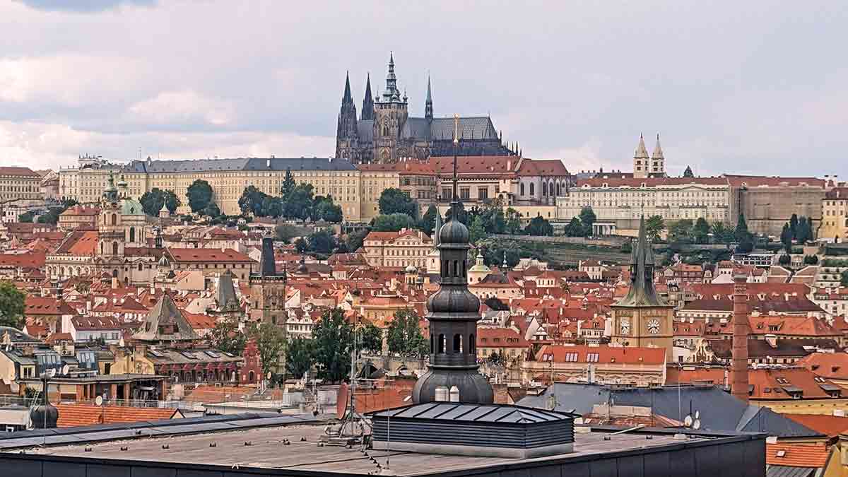 Vista panorámica del centro histórico de Praga con el Castillo y tejados rojos Vista panorámica del centro histórico de Praga con el Castillo y tejados rojos