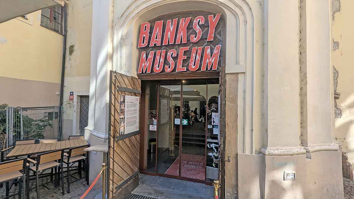 Museo de Banksy en Praga Obras urbanas en el Museo de Banksy en el histórico edificio de la calle Michalská en Praga.