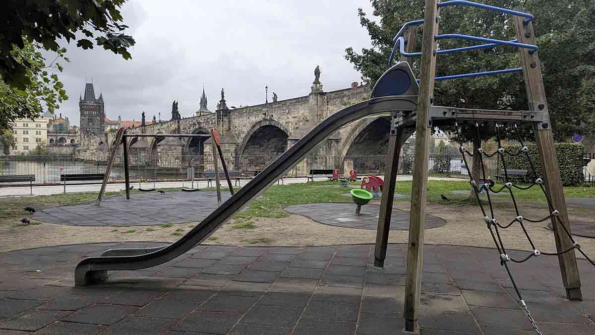 Parques para niños en Praga Parque infantil con columpios y toboganes junto al Puente de Carlos en Praga.