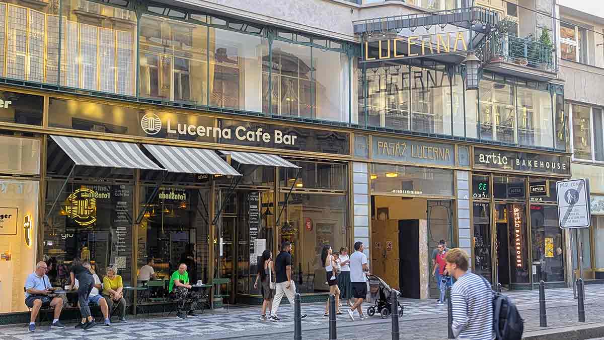 Pasaje-Lucerna-en-Praga-entrada-al-caballo