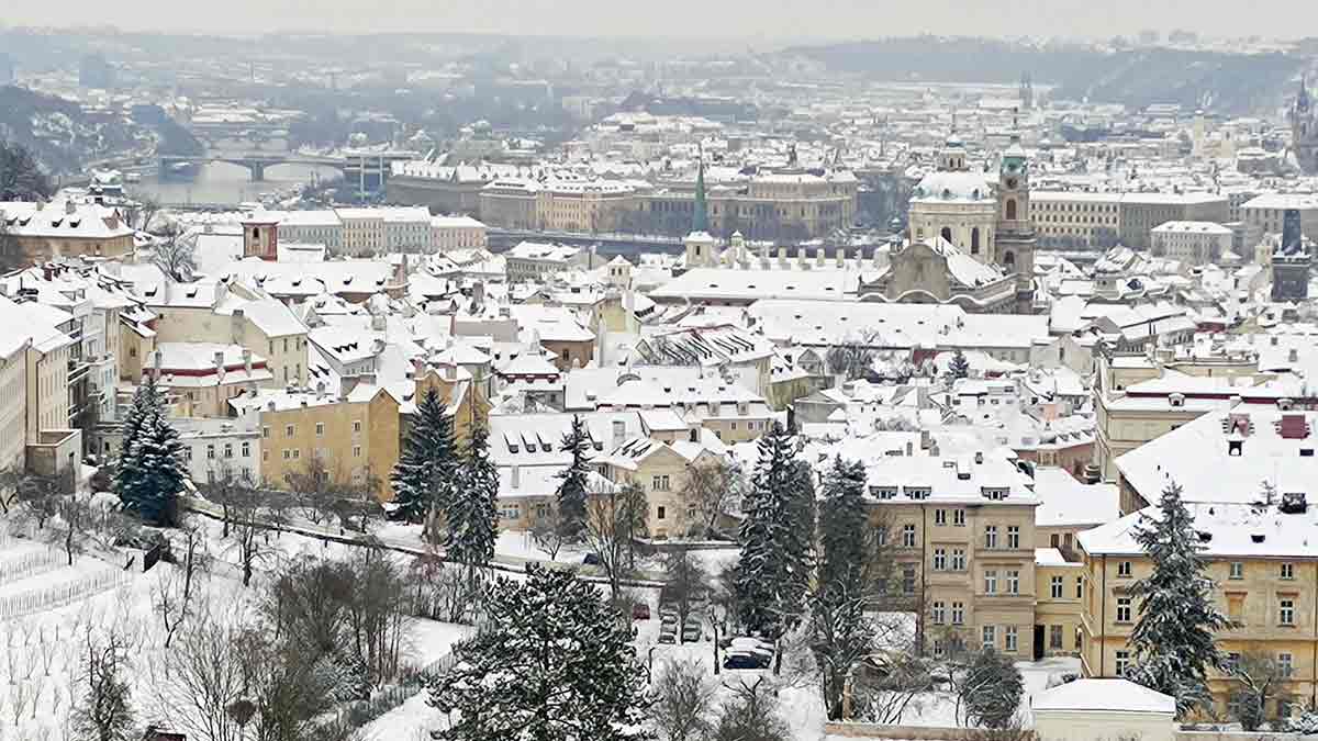 Praga-cubierta-de-nieve